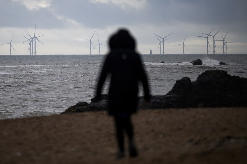Transformacja energetyczna przyspiesza. Wojna w Ukrainie wymusza zmiany w całej Europie. Na zdj. wiatraki widziane z plaży w Saint-Nazaire we Francji /LOIC VENANCE/AFP /AFP