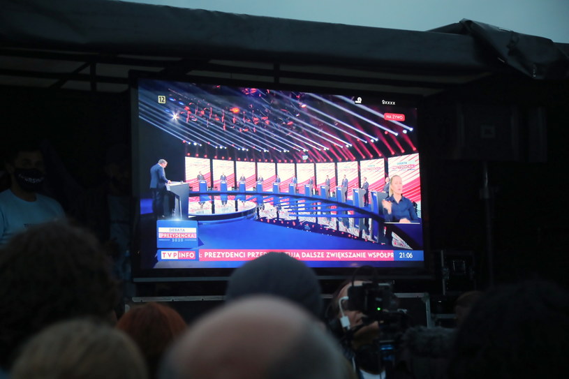 Transmisja debaty prezydenckiej wyświetlana przed budynkiem Telewizji Polskiej w Warszawie /	Wojciech Olkuśnik /PAP