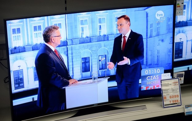 Transmisja debaty w jednym ze sklepów RTV w Warszawie. Na ekranie: prezydent Bronisław Komorowski i kandydat PiS Andrzej Duda /Bartłomiej Zborowski /PAP