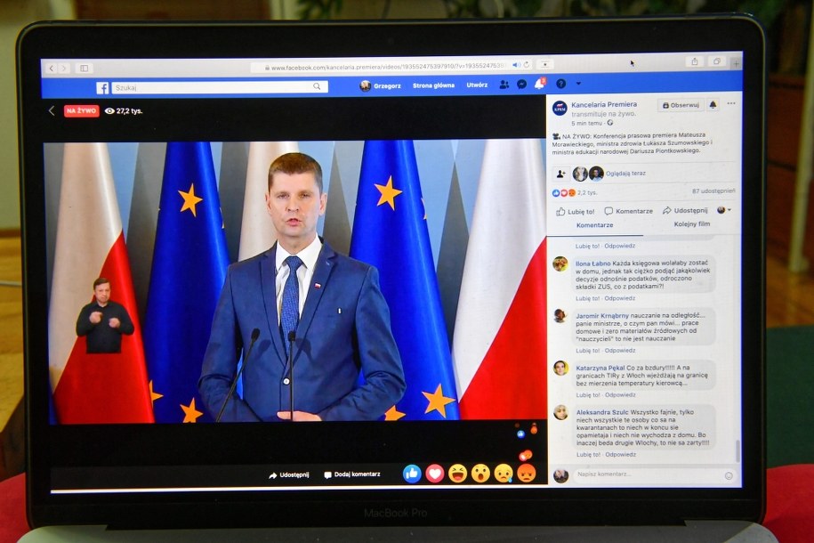 Transmisja konferencji prasowej ministra edukacji narodowej Dariusza Piontkowskiego z KPRM w Warszawie /	Grzegorz Michałowski   /PAP