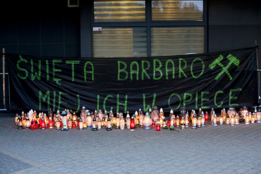 Transparent i znicze przed wejściem na teren kopalni Jastrzębskiej Spółki Węglowej Pniówek w Pawłowicach /Zbigniew Meissner /PAP