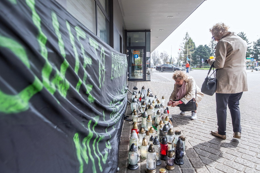 Transparent i znicze przed wejściem na teren kopalni Jastrzębskiej Spółki Węglowej Pniówek w Pawłowicach /Zbigniew Meissner /PAP