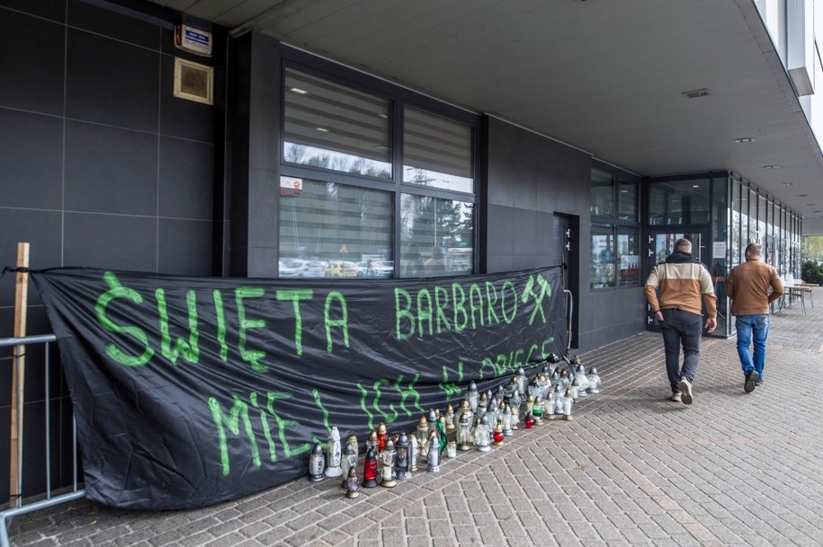 Transparent i znicze przed wejściem na teren kopalni Jastrzębskiej Spółki Węglowej Pniówek w Pawłowicach /Zbigniew Meissner /PAP