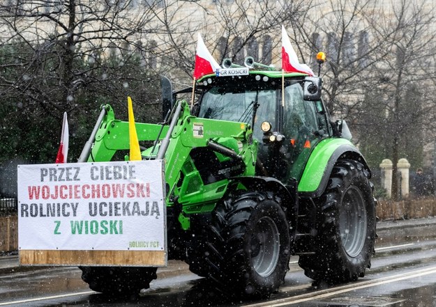 Transparent krytykujący Janusza Wojciechowskiego na proteście rolników w Poznaniu /Łukasz Gdak /East News