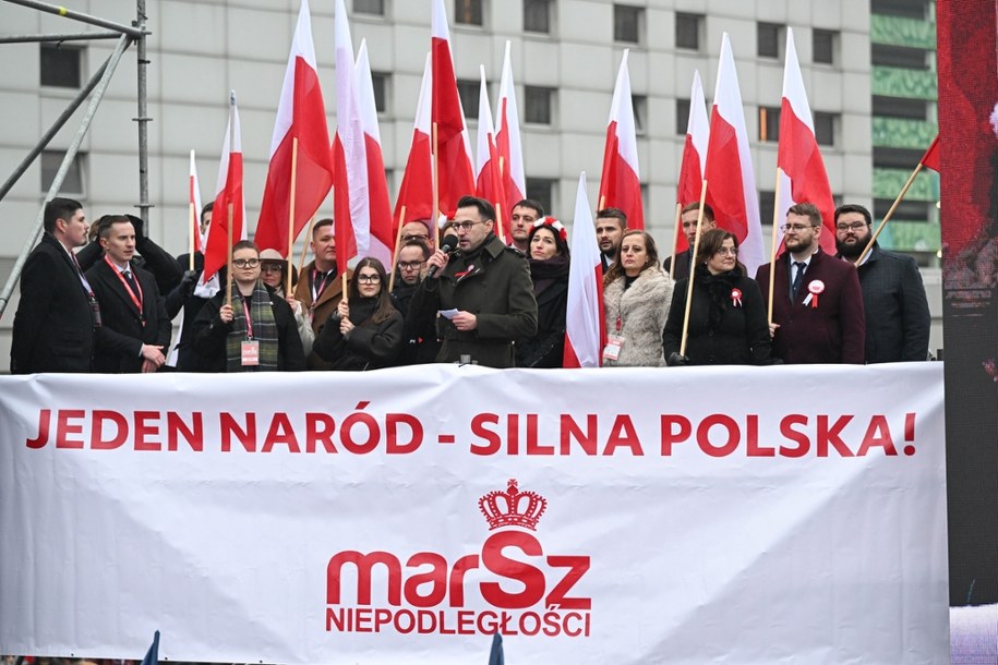 Transparent na czele Marszu Niepodległości /Radek Pietruszka /PAP