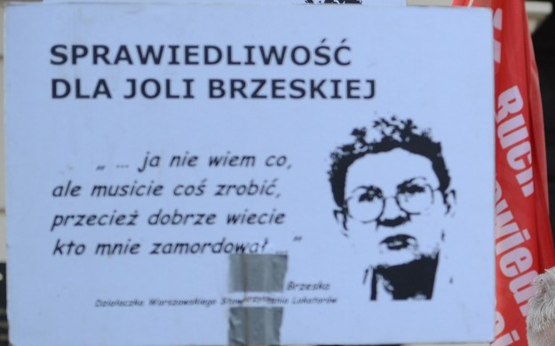 Transparent pokazywany podczas jednego z protestów lokatorów w Warszawie / 	Jakub Kamiński    /PAP