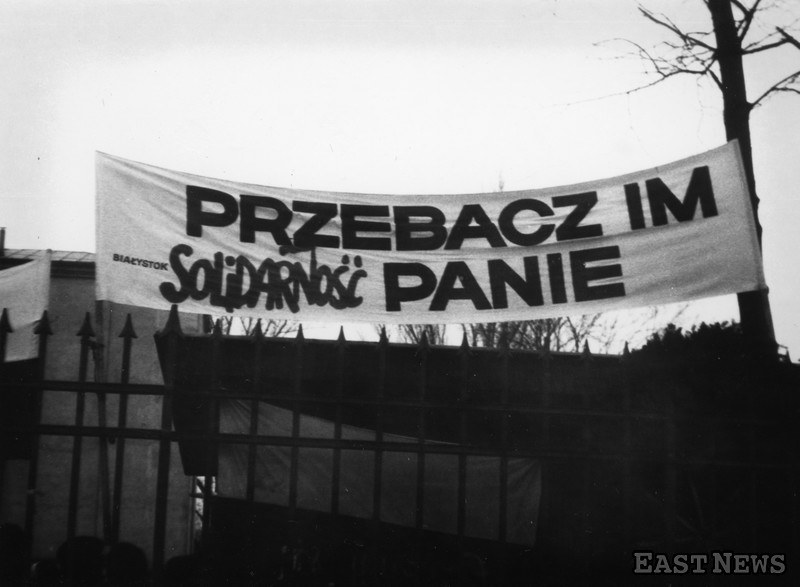 Transparent "Solidarności" na kościele św. Stanisława Kostki /D. Lomaczewska /East News