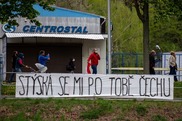 Transparent "Tęsknię za Tobą Czechu" rozwieszony w Cieszynie 25 kwietnia /	Vladimir Prycek /PAP/EPA
