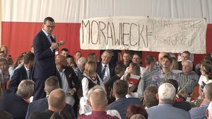 Transparent uderzający w Mateusza Morawieckiego. Premier odpowiedział