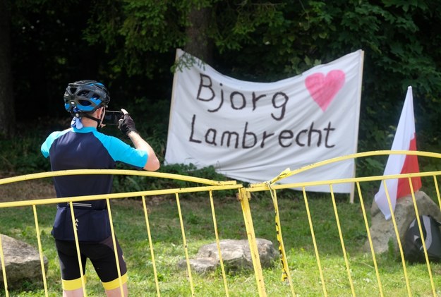 Transparent upamiętniający Bjorga Lambrechta przy trasie Tour de Pologne /Hanna Bardo /PAP