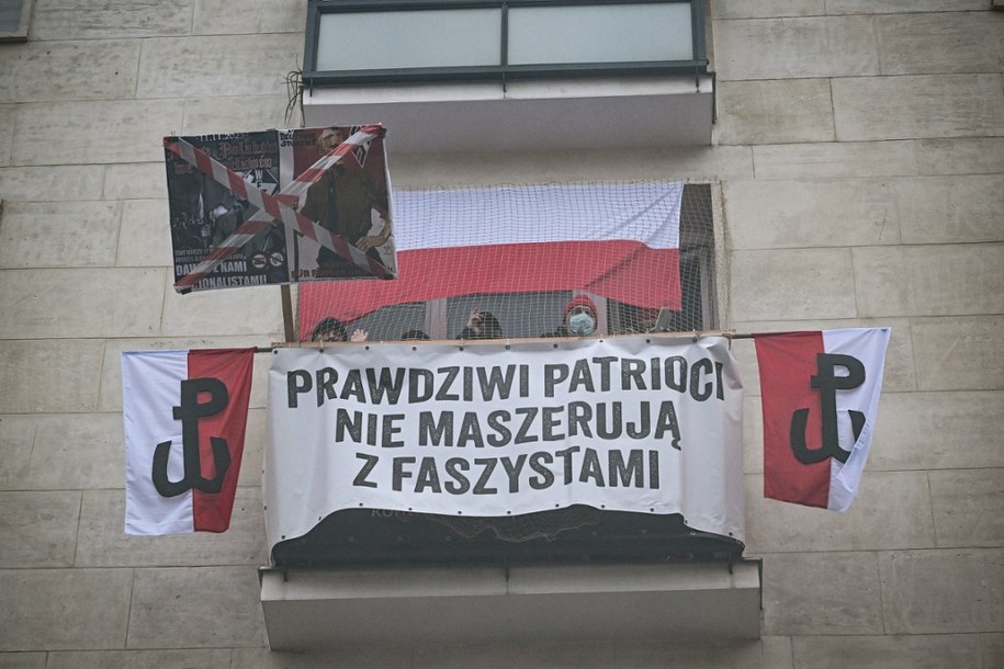 Transparent widoczny na trasie Marszu Niepodległości /Radek Pietruszka /PAP
