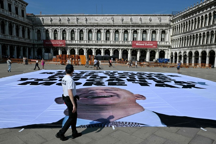 Transparent wyłożony przez przeciwników ślubu Jeffa Bezosa w Wenecji /Stefano RELLANDINI / AFP /East News