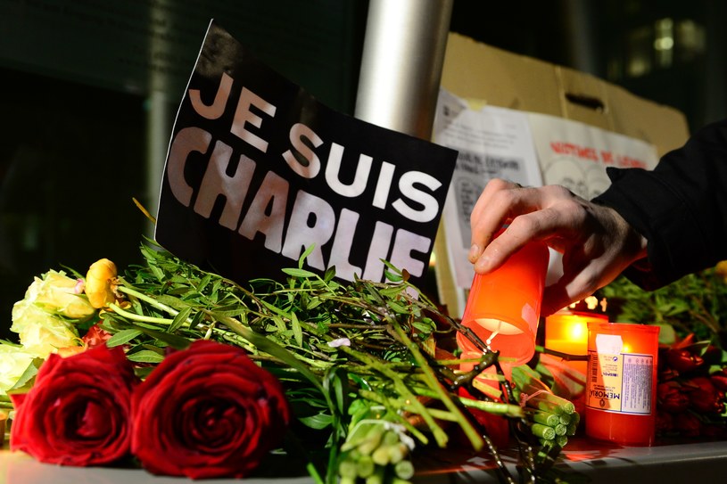 Transparent z napisem "Je suis Charlie" - "Jestem Charlie" /AFP