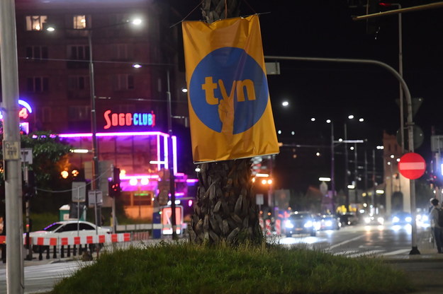 Transparent zawieszony na palmie na rondzie de Gaulle'a w Warszawie, po tym jak Sejm przyjął nowelizację ustawy o radiofonii i telewizji /Piotr Nowak /PAP