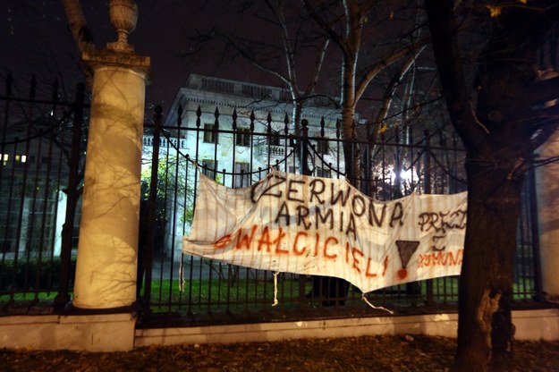 Transparent zawieszony na tyłach ambasady Federacji Rosyjskiej przy ulicy Spacerowej /Tomasz Gzell /PAP