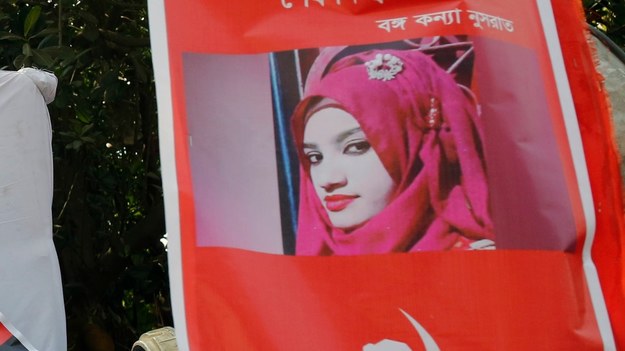 Transparent ze zdjęciem Nusrat pokazywany podczas protestów w Dhace /MONIRUL ALAM /PAP/EPA