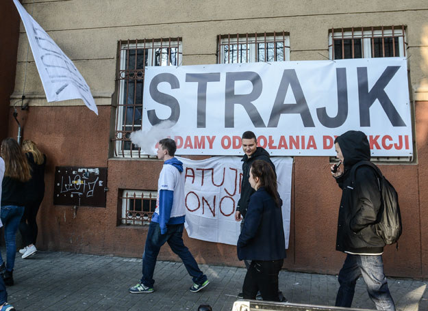 Transparenty informujące o strajku w zespole szkół im. Emiliana Konopczyńskiego w Śródmieściu w Warszawie /Jakub Kamiński   /PAP