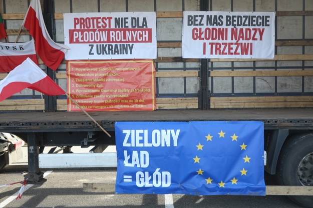 Transparenty na proteście rolników na polsko-litewskiej granicy w Budzisku /Artur Reszko /PAP