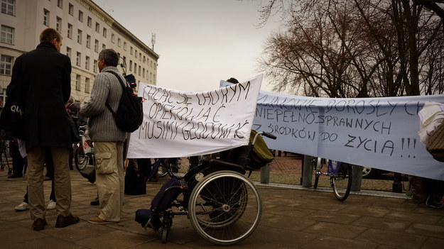 Transparenty protestujących przed Sejmem /Michał Dukaczewski /RMF FM