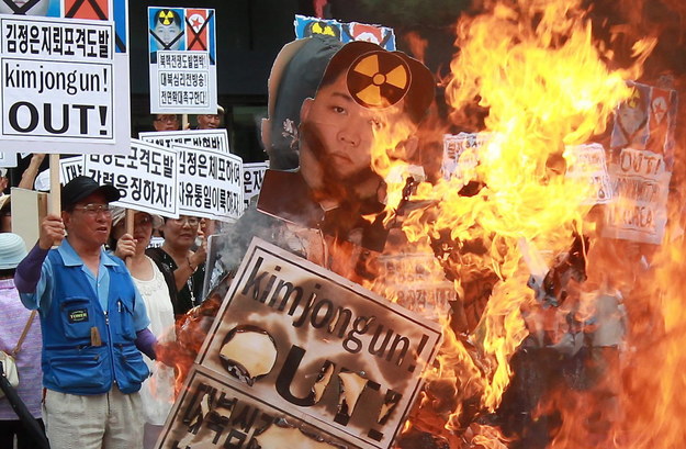 Transparenty z demonstracji przeciwko rządom Kim Dzong Una /YANG JI-WOONG /PAP/EPA