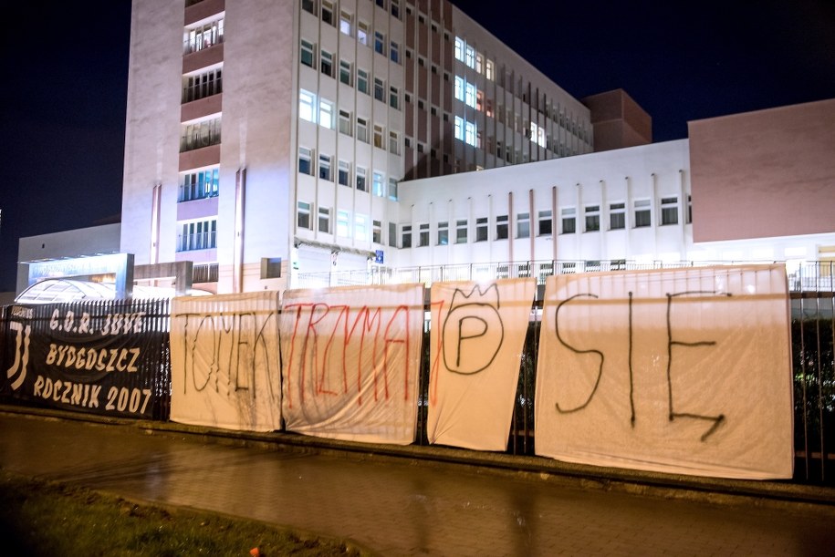 Transparenty zawieszone przez kibiców przed Wojskowym Szpitalem Klinicznym z Polikliniką w Bydgoszczy /Andrzej Damazy /PAP