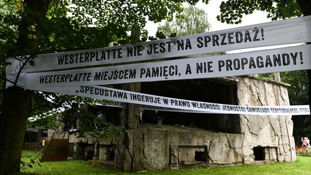 Transparenty zawieszone przez pracowników Muzeum Gdańska na Westerplatte wokół koszar w Gdańsku /Jan Dzban /PAP