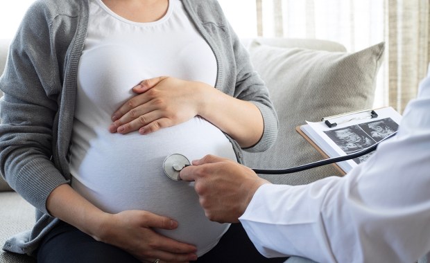 ​Transport ciężarnej karetką na porodówkę? "TOP Mama" wywołuje wątpliwości