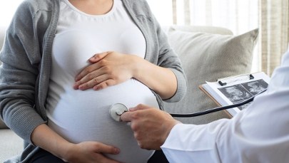 ​Transport ciężarnej karetką na porodówkę? "TOP Mama" wywołuje wątpliwości