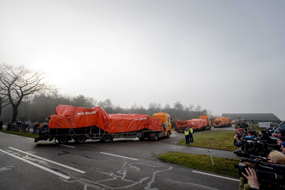 Transport do Holandii fragmentów malezyjskiej maszyny /ROBIN VAN LONKHUIJSEN /PAP/EPA
