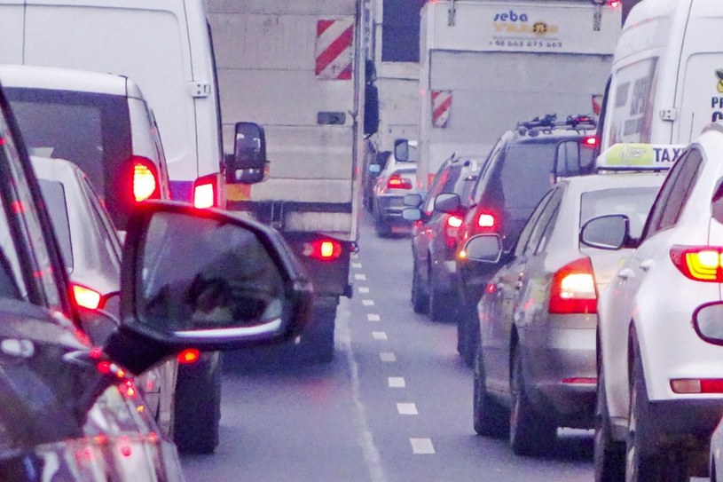 Transport drogowy odpowiada jedynie za 6 procent zanieczyszczenia powietrza /Piotr Kamionka /Reporter