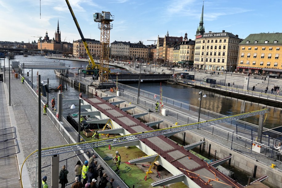 Transport fragmentu kładki /Daniel Zyśk /PAP