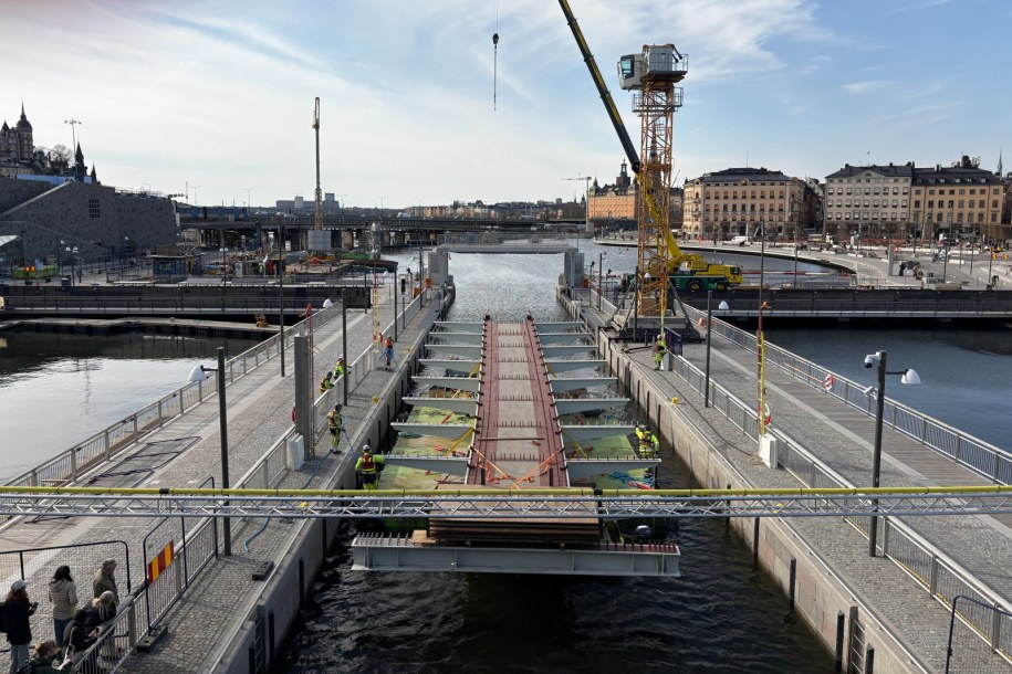 Transport fragmentu wyprodukowanej w Polsce kładki przez śluzę w sztokholmskiej dzielnicy Slussen /Daniel Zyśk /PAP