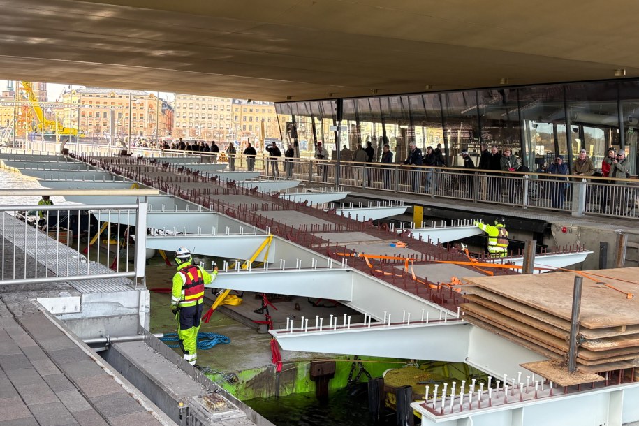 Transport fragmentu wyprodukowanej w Polsce kładki /Daniel Zyśk /PAP