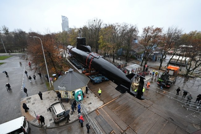 Transport okrętu podwodnego typu Kobben ORP "Sokół" ze Skweru Kościuszki do docelowego miejsca na terenie plenerowej ekspozycji przy Muzeum Marynarki Wojennej w Gdyni / 	Adam Warżawa    /PAP