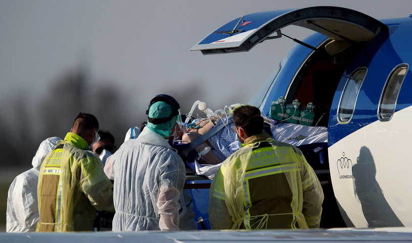 Transport pacjenta cierpiącego na COVID-19 /AFP