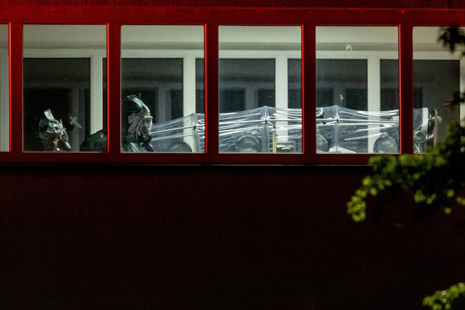 Transport pacjenta, który miał kontakt z ebolą /EPA/MARTIN DIVISEK /PAP
