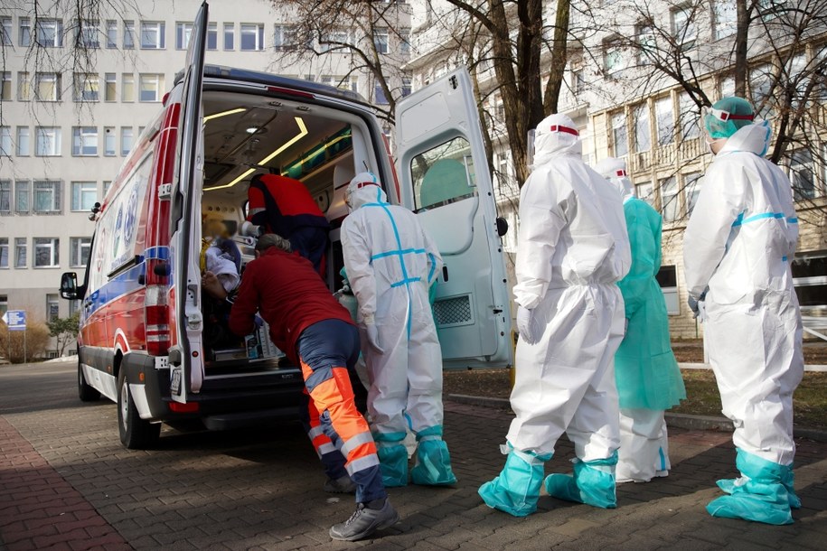 Transport pacjenta z Covid-19 na przeszczep płuc w Centralnym Szpitalu Klinicznym MSWiA w Warszawie / 	Leszek Szymański    /PAP