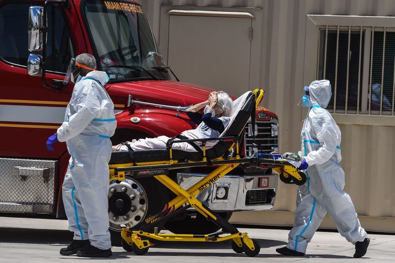 Transport pacjentki w szpitalu w Miami /AFP