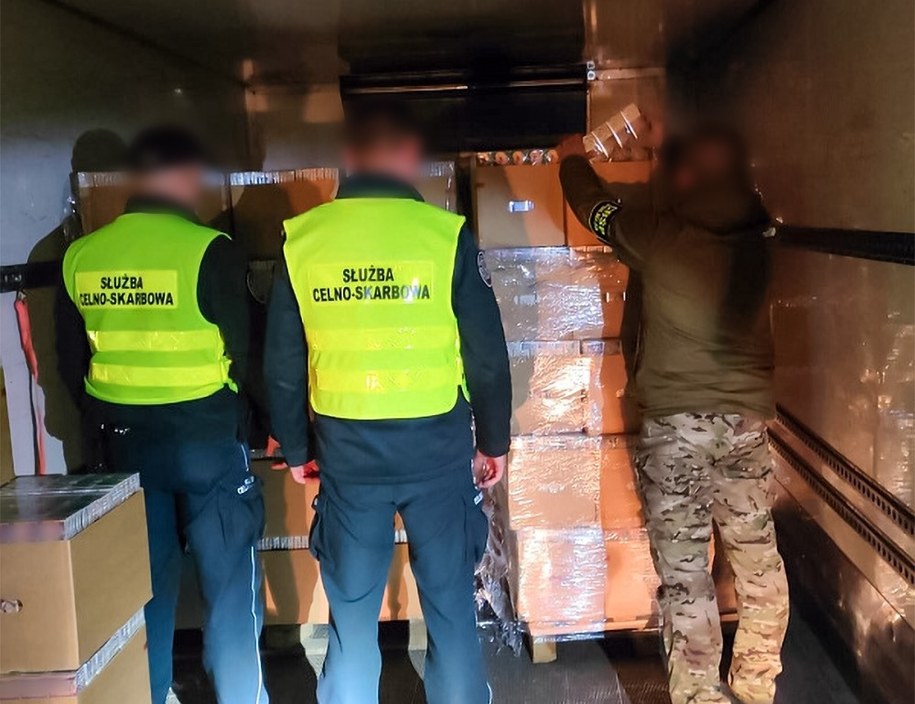 Transport papierosów bez polskich znaków akcyzy został przejęty na drodze krajowej nr 2 w powiecie bialskim /CBŚP
