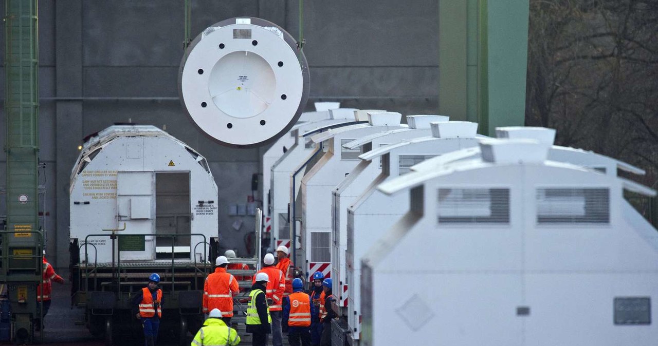 Transport pojemników Castor, służących do utylizacji odpadów radioaktywnych (zdj. ilustracyjne) /JOHN MACDOUGALL /AFP