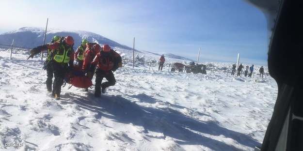 Transport poszkodowanej w Karkonoszach /GOPR, Artur Orliński /