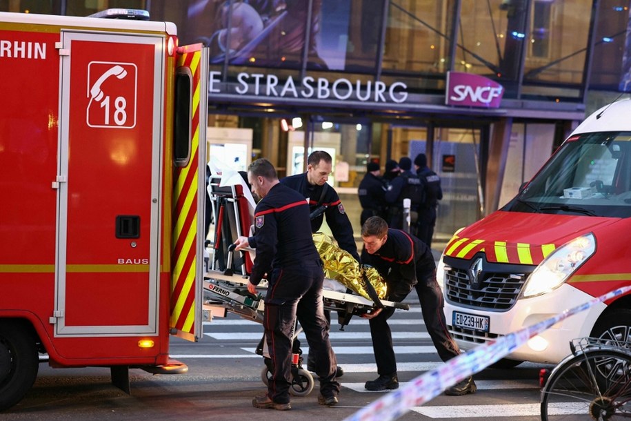 Transport rannych po zderzeniu tramwajów w Strasburgu we Francji. /FREDERICK FLORIN/AFP/East News /East News