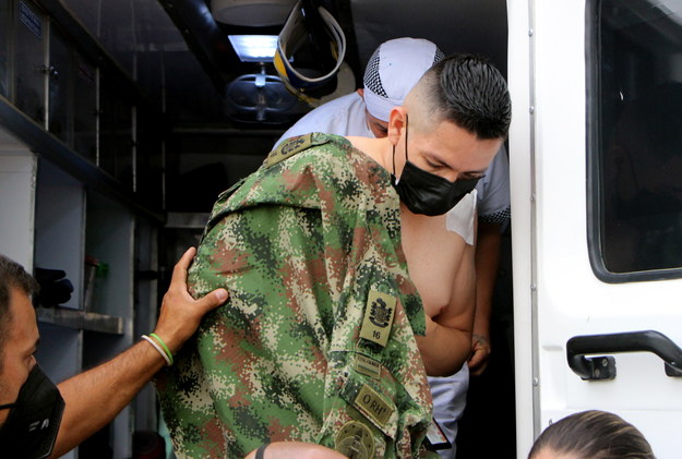 Transport rannych żołnierzy do szpitala po eksplozji w Cucucie /Mario Caicedo /PAP/EPA