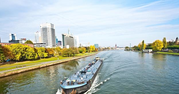 Transport rzeczny na Menie we Frankfurcie /&copy;123RF/PICSEL