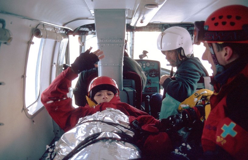 Transport turysty na noszach do szpitala w Zakopanem na pokładzie Mi-2 /East News