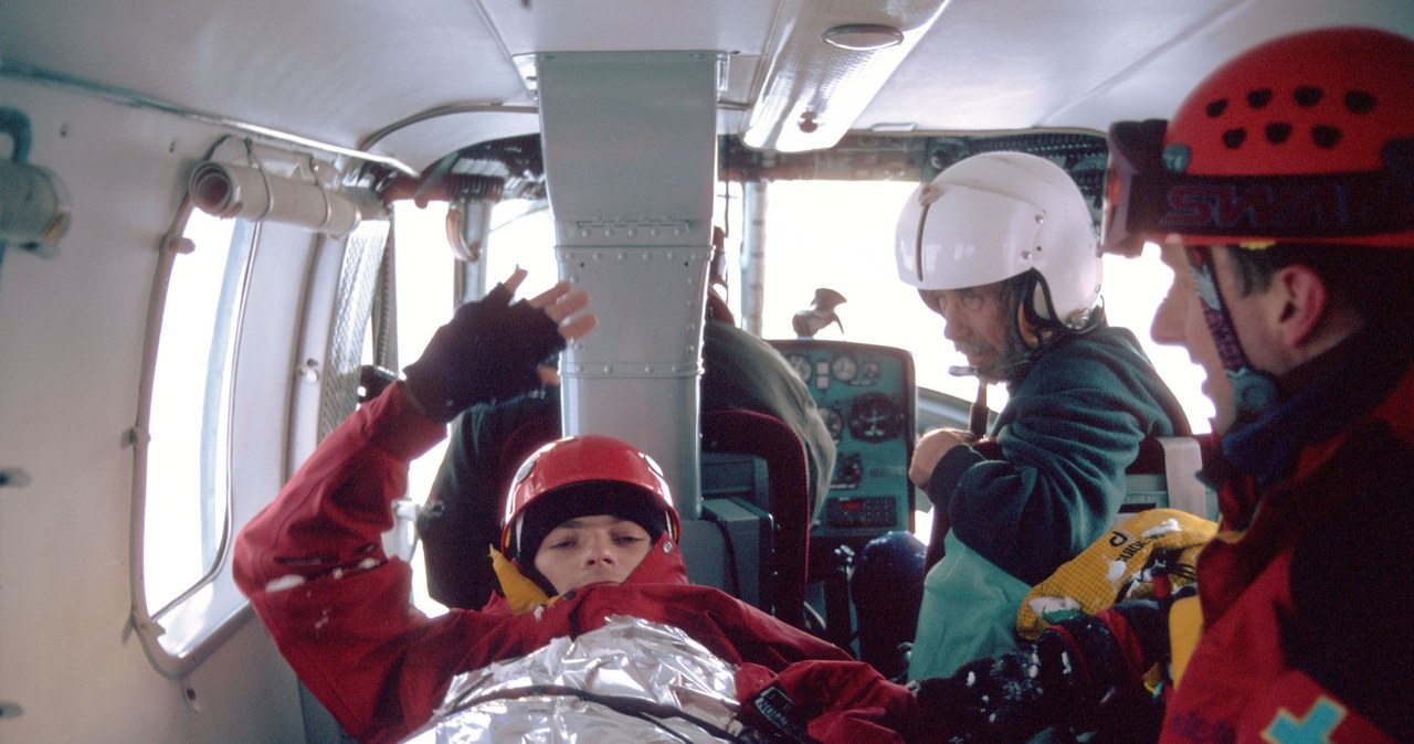 Transport turysty na noszach do szpitala w Zakopanem na pokładzie Mi-2 /East News