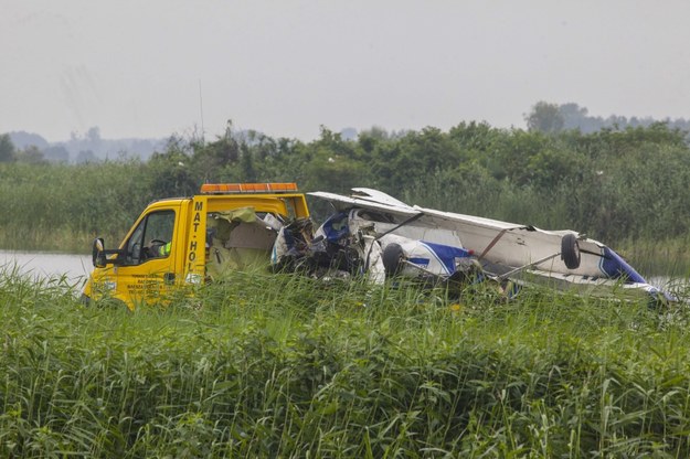 Transport wraku samolotu, który dzień wcześniej rozbił się w miejscowości Wsola /Michał Walczak /PAP