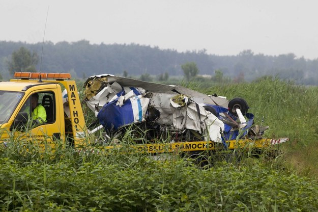 Transport wraku samolotu, który rozbił się w miejscowości Wsola /Michał Walczak /PAP