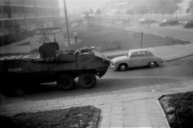 Transporter nieopodal kościoła Arka Pana - 31.08.1982 r. /Jacek Boroń /