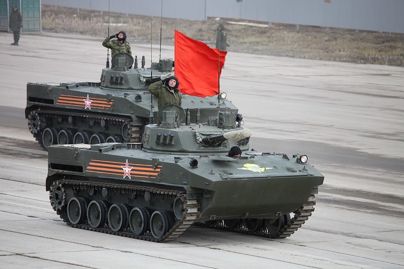Transporter opancerzony BMD-4M, który jest używany przez Rosjan na terenie Ukrainy / zdjęcie: Wikipedia /domena publiczna